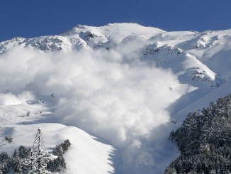 Avalanche -- photo of an avalanche with substantial snow cloud
